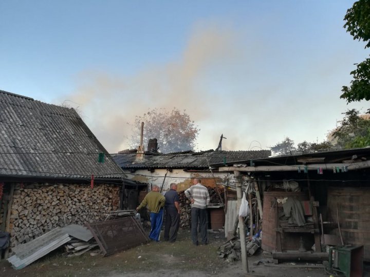 INCENDIU la Sadova. O casă a fost cuprinsă de flăcări uriaşe (FOTO)