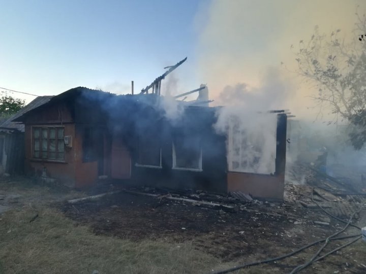 INCENDIU la Sadova. O casă a fost cuprinsă de flăcări uriaşe (FOTO)