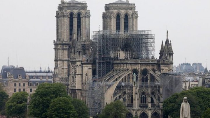 O tapiserie gigantică din catedrala Notre Dame, salvată cu ajutorul unui tunel de vânt