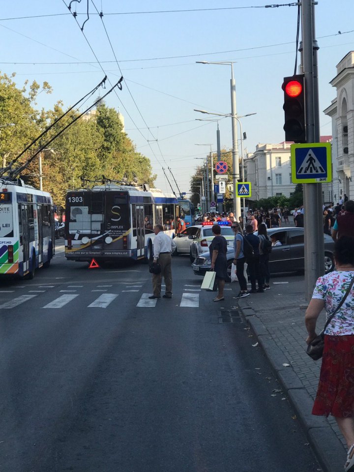 Accident în centrul Capitalei: Un automobil s-a ciocnit cu un troleibuz (FOTO)