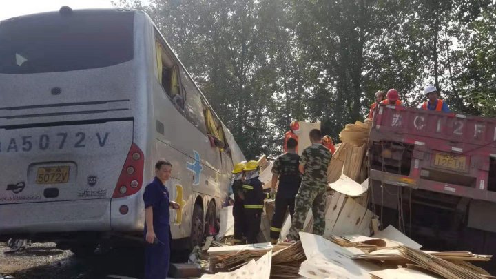 Accident violent în China: Cel puţin 36 de persoane au murit, după ce autobuzul în care se aflau a lovit un camion