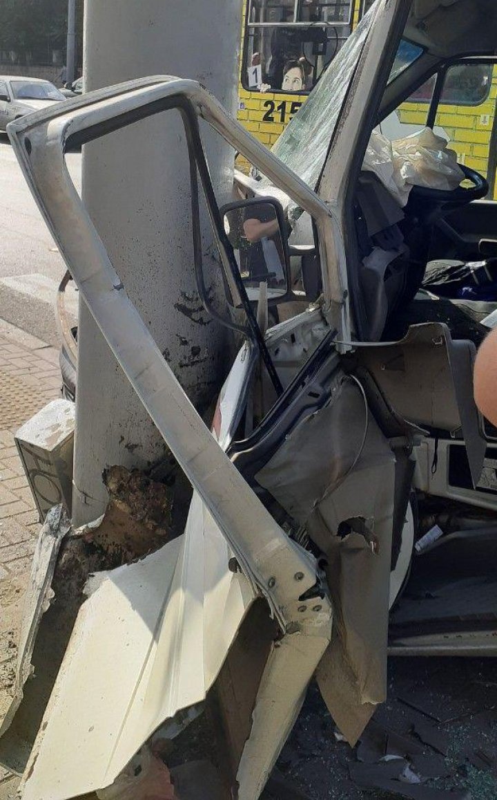 ACCIDENT GRAV în centrul Capitalei. Un microbuz a ajuns direct într-un pilon (VIDEO)