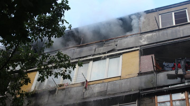 INCENDIU într-un bloc de locuit din Capitală. Mai mulţi oameni au fost evacuaţi (FOTO/VIDEO)