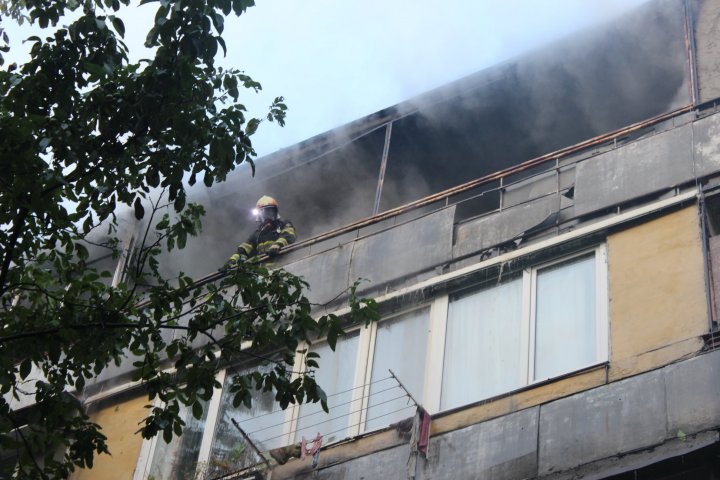 INCENDIU într-un bloc de locuit din Capitală. Mai mulţi oameni au fost evacuaţi (FOTO/VIDEO)