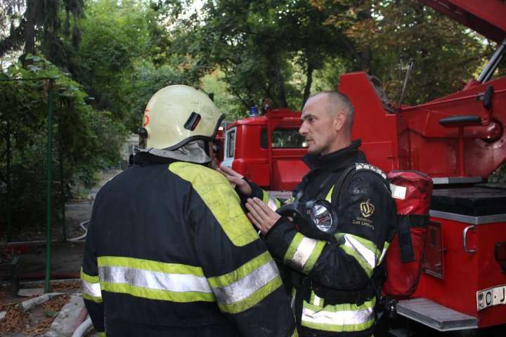 INCENDIU într-un bloc de locuit din Capitală. Mai mulţi oameni au fost evacuaţi (FOTO/VIDEO)