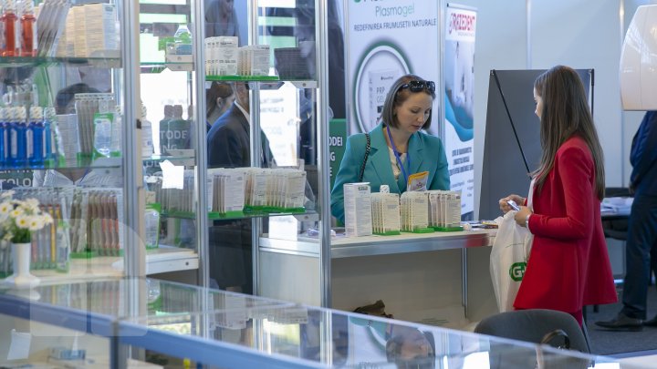 Aparate medicale moderne şi medicamente noi la expoziţia MoldMedizin din Capitală. Pacienţii pot fi consultaţi gratuit (FOTOREPORT)