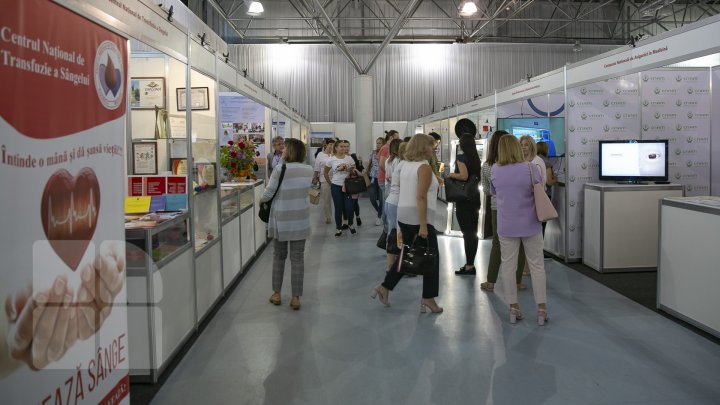 Aparate medicale moderne şi medicamente noi la expoziţia MoldMedizin din Capitală. Pacienţii pot fi consultaţi gratuit (FOTOREPORT)