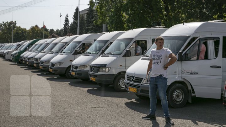 Transportatorii au ieşit la PROTEST. Aceştia ACUZĂ Ministerul Economiei şi Infrastructurii că încearcă să-i tragă pe sfoară (FOTO/VIDEO)