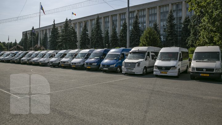 Transportatorii au ieşit la PROTEST. Aceştia ACUZĂ Ministerul Economiei şi Infrastructurii că încearcă să-i tragă pe sfoară (FOTO/VIDEO)