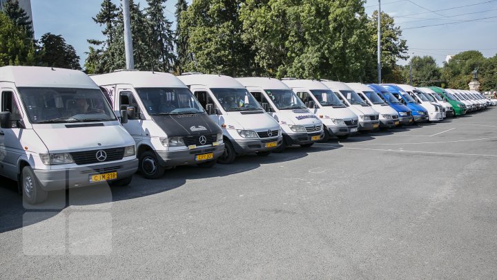 Transportatorii au ieşit la PROTEST. Aceştia ACUZĂ Ministerul Economiei şi Infrastructurii că încearcă să-i tragă pe sfoară (FOTO/VIDEO)