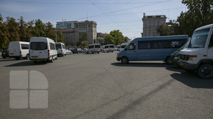 Transportatorii au ieşit la PROTEST. Aceştia ACUZĂ Ministerul Economiei şi Infrastructurii că încearcă să-i tragă pe sfoară (FOTO/VIDEO)