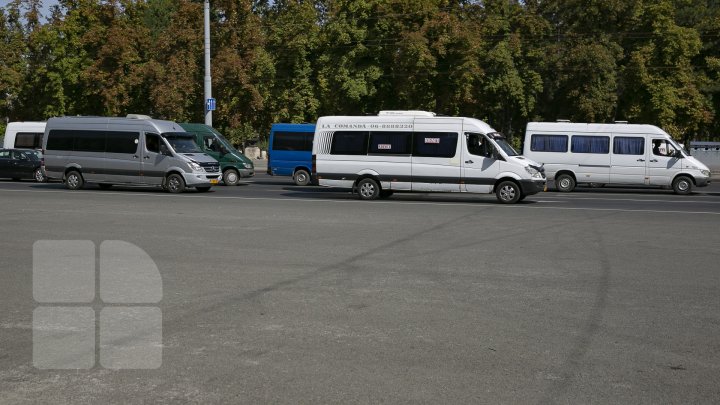 Transportatorii au ieşit la PROTEST. Aceştia ACUZĂ Ministerul Economiei şi Infrastructurii că încearcă să-i tragă pe sfoară (FOTO/VIDEO)