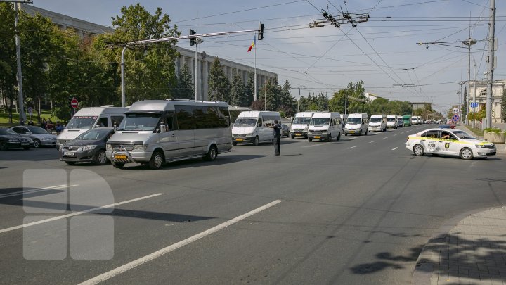 Transportatorii au ieşit la PROTEST. Aceştia ACUZĂ Ministerul Economiei şi Infrastructurii că încearcă să-i tragă pe sfoară (FOTO/VIDEO)