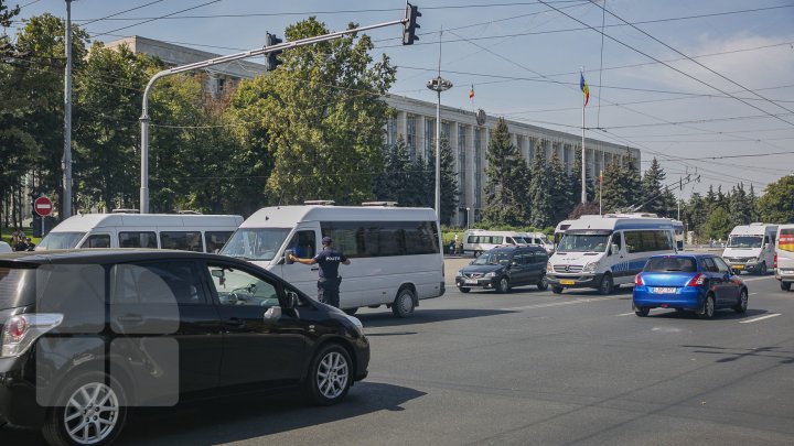 Transportatorii au ieşit la PROTEST. Aceştia ACUZĂ Ministerul Economiei şi Infrastructurii că încearcă să-i tragă pe sfoară (FOTO/VIDEO)