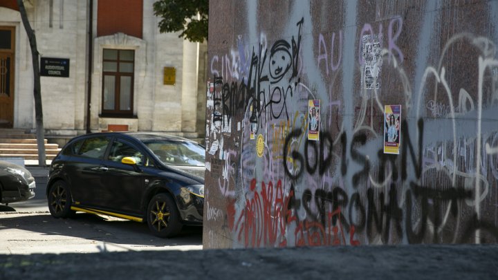 Inscripții pe pereţii clădirilor, staţiilor şi stâlpilor din Capitală. Răufăcătorii riscă AMENZI de ZECI DE MII DE LEI  (FOTOREPORT)