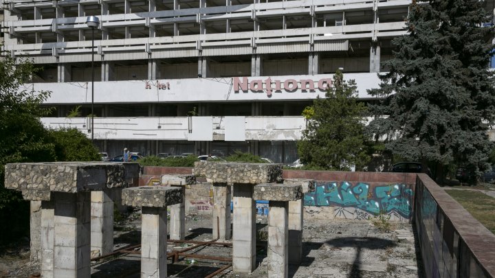 Inscripții pe pereţii clădirilor, staţiilor şi stâlpilor din Capitală. Răufăcătorii riscă AMENZI de ZECI DE MII DE LEI  (FOTOREPORT)