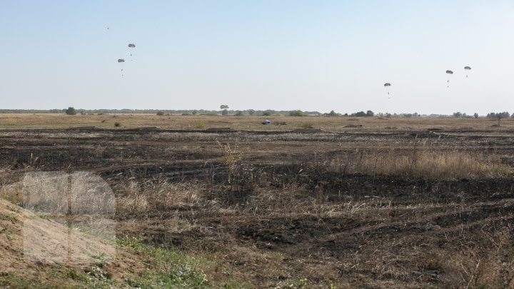 Scutul de foc pe poligonul de la Bulboaca. Militarii au tras cu tunul, obuziere şi sisteme antitanc