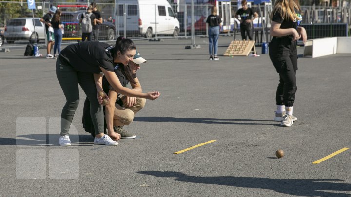 Săptămâna sportului la Chişinău: Zeci de copii şi tineri şi-au pus la încercare puterea, rezistenţa şi ingeniozitatea (FOTOREPORT)