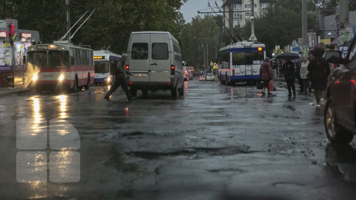 DIMINEAŢA PE STRĂZILE CAPITALEI. Detaliile pe care nu reuşeşti să le observi, adunate într-un FOTOREPORT