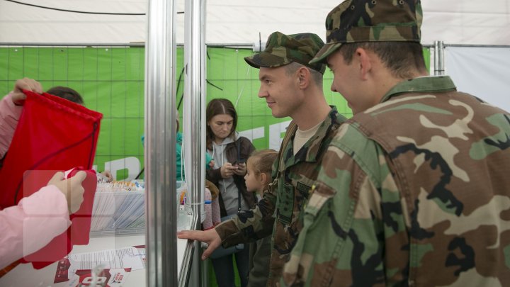 Pregătirile pentru Maraton sunt în toi. În PMAN muncitorii amenajează orășelul sportiv (FOTOREPORT)