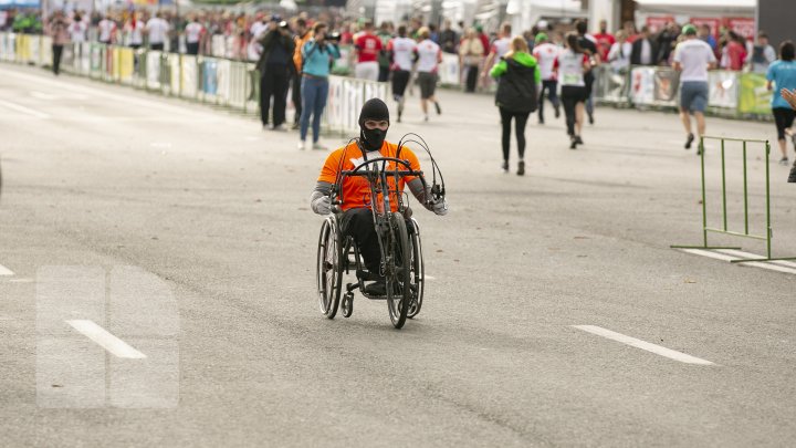 Start Maratonului Internațional Chișinău. Mii de sportivi au invadat centrul Capitalei (FOTOREPORT)