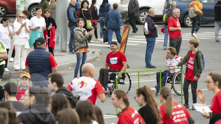 Start Maratonului Internațional Chișinău. Mii de sportivi au invadat centrul Capitalei (FOTOREPORT)