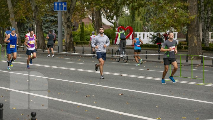 Start Maratonului Internațional Chișinău. Mii de sportivi au invadat centrul Capitalei (FOTOREPORT)