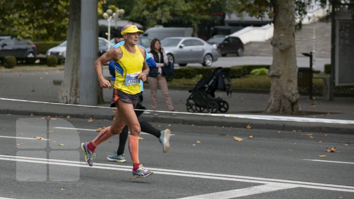 Start Maratonului Internațional Chișinău. Mii de sportivi au invadat centrul Capitalei (FOTOREPORT)