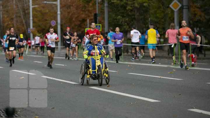 Start Maratonului Internațional Chișinău. Mii de sportivi au invadat centrul Capitalei (FOTOREPORT)