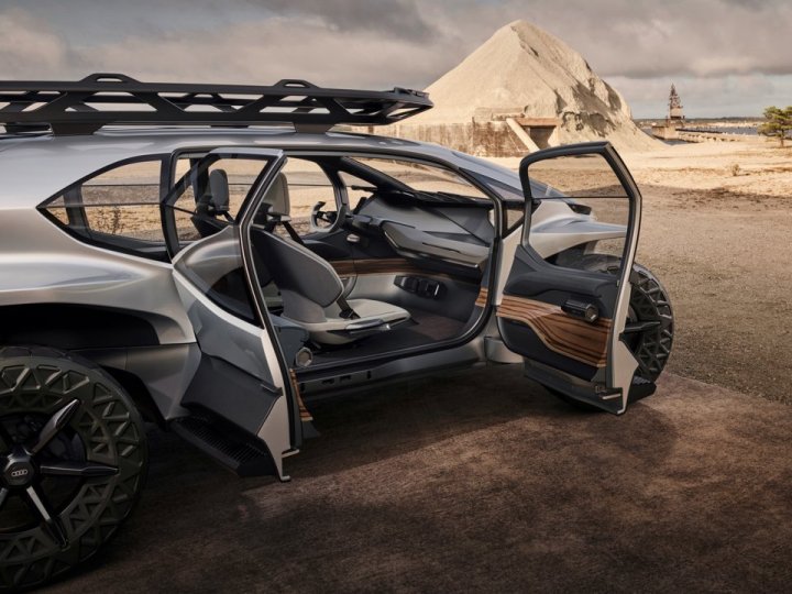 Concept-car cu funcții uimitoare. Audi a creat un vehicul off-road autonom care folosește drone ca să lumineze drumul (FOTO)