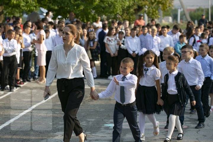 Emoţii şi zâmbete în prima zi de şcoală! Sunetul de clopoțel, în IMAGINI IMPRESIONANTE 