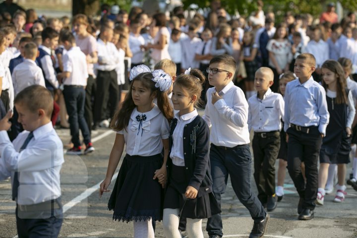 Emoţii şi zâmbete în prima zi de şcoală! Sunetul de clopoțel, în IMAGINI IMPRESIONANTE 