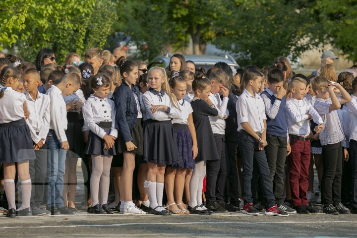 Emoţii şi zâmbete în prima zi de şcoală! Sunetul de clopoțel, în IMAGINI IMPRESIONANTE 