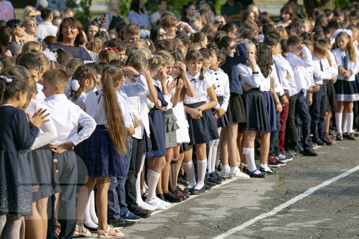 Emoţii şi zâmbete în prima zi de şcoală! Sunetul de clopoțel, în IMAGINI IMPRESIONANTE 