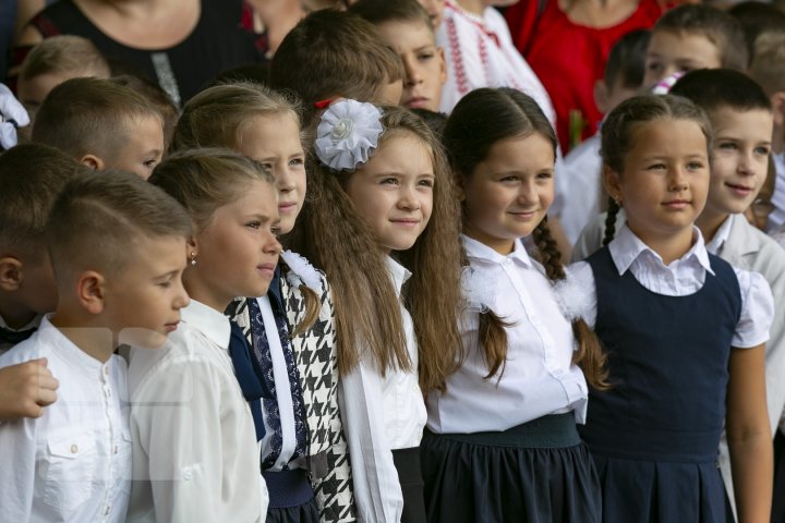 Emoţii şi zâmbete în prima zi de şcoală! Sunetul de clopoțel, în IMAGINI IMPRESIONANTE 