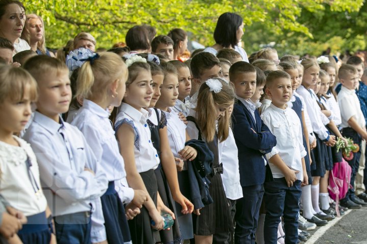 Emoţii şi zâmbete în prima zi de şcoală! Sunetul de clopoțel, în IMAGINI IMPRESIONANTE 