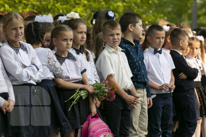 Emoţii şi zâmbete în prima zi de şcoală! Sunetul de clopoțel, în IMAGINI IMPRESIONANTE 