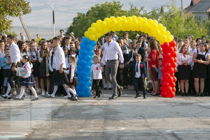 Emoţii şi zâmbete în prima zi de şcoală! Sunetul de clopoțel, în IMAGINI IMPRESIONANTE 