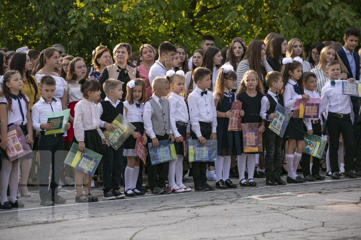 Emoţii şi zâmbete în prima zi de şcoală! Sunetul de clopoțel, în IMAGINI IMPRESIONANTE 