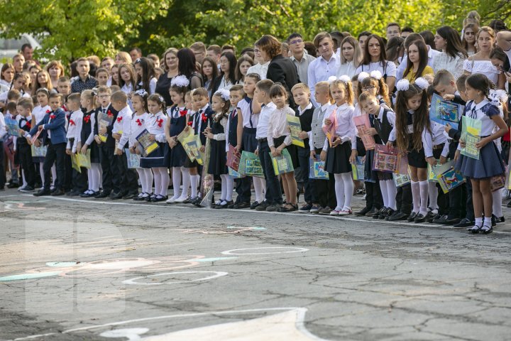 Emoţii şi zâmbete în prima zi de şcoală! Sunetul de clopoțel, în IMAGINI IMPRESIONANTE 