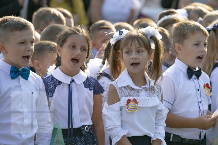 Emoţii şi zâmbete în prima zi de şcoală! Sunetul de clopoțel, în IMAGINI IMPRESIONANTE 