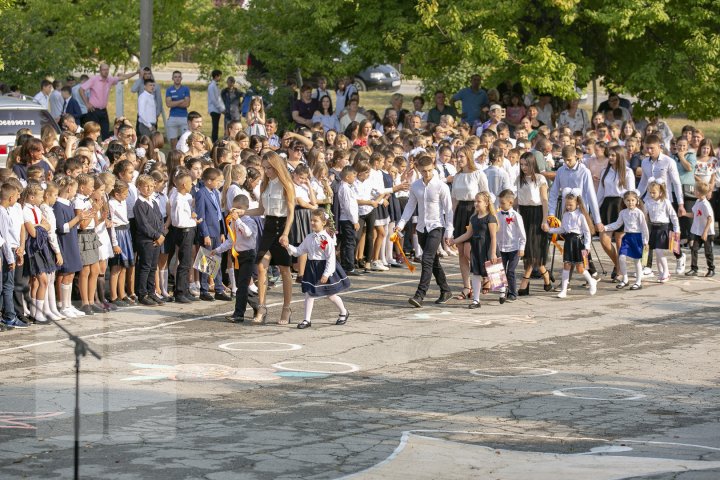 Emoţii şi zâmbete în prima zi de şcoală! Sunetul de clopoțel, în IMAGINI IMPRESIONANTE 