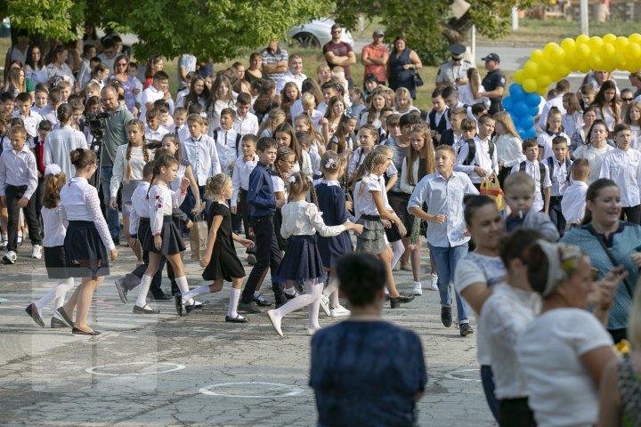 Emoţii şi zâmbete în prima zi de şcoală! Sunetul de clopoțel, în IMAGINI IMPRESIONANTE 