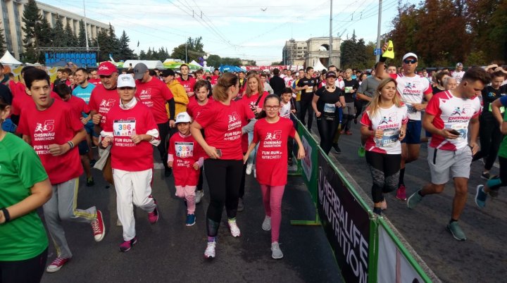 Start Maratonului Internațional Chișinău. Mii de sportivi au invadat centrul Capitalei (FOTOREPORT)