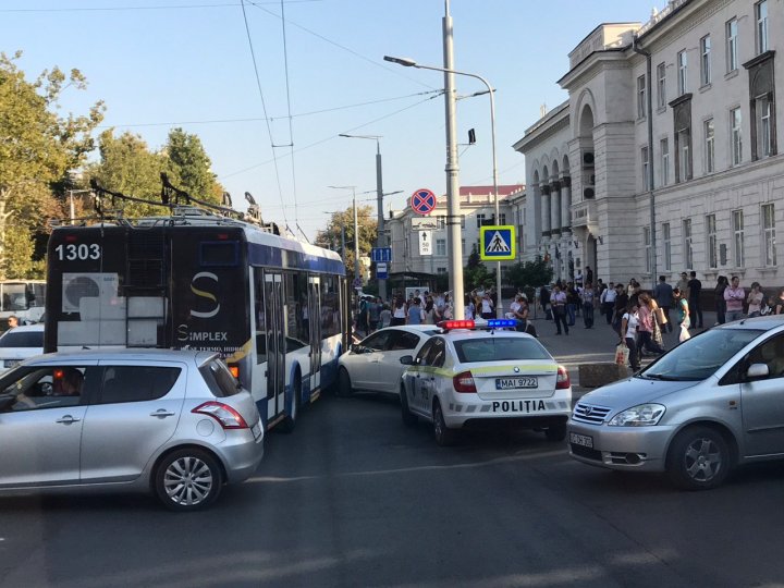 Accident în centrul Capitalei: Un automobil s-a ciocnit cu un troleibuz (FOTO)