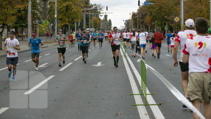 Start Maratonului Internațional Chișinău. Mii de sportivi au invadat centrul Capitalei (FOTOREPORT)