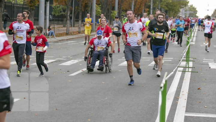 Start Maratonului Internațional Chișinău. Mii de sportivi au invadat centrul Capitalei (FOTOREPORT)