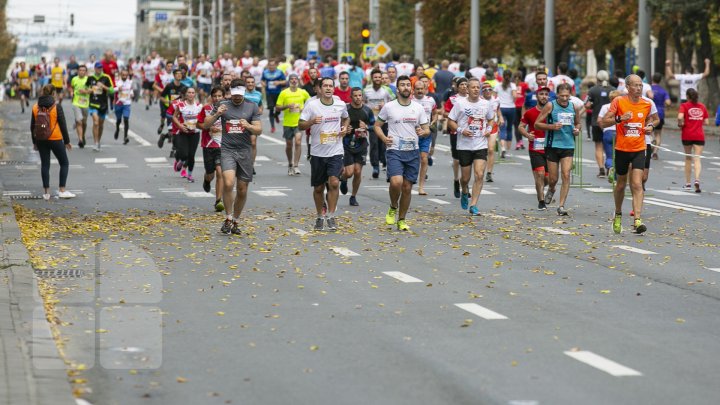 Start Maratonului Internațional Chișinău. Mii de sportivi au invadat centrul Capitalei (FOTOREPORT)