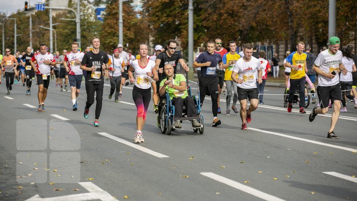 Start Maratonului Internațional Chișinău. Mii de sportivi au invadat centrul Capitalei (FOTOREPORT)