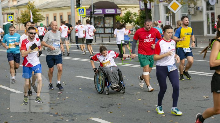 Start Maratonului Internațional Chișinău. Mii de sportivi au invadat centrul Capitalei (FOTOREPORT)